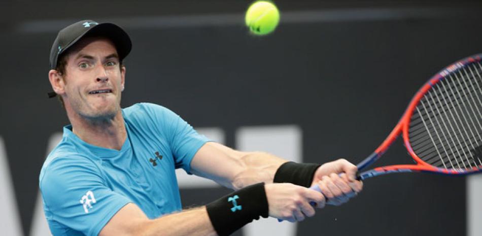 El británico Andy Murray enfrenta al australiano James Duckworth, en el torneo de Brisbane, Australia.
