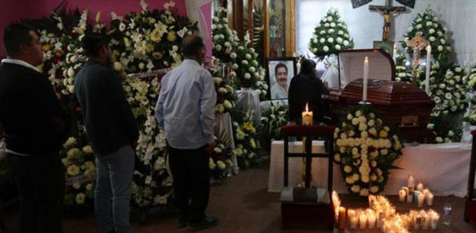 Vista del funeral del alcalde Alejandro Aparicio, asesinado  minutos después de tomar posesión de su cargo, en Tlaxiaco (México). EFE/STR