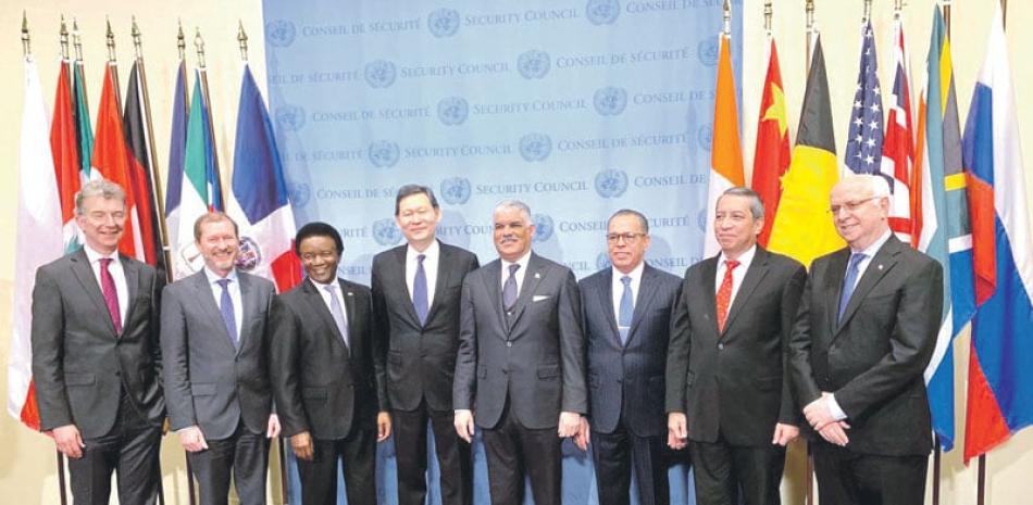 Bandera. El canciller dominicano, Miguel Vargas, cuarto de la derecha, posa en la sede de las Naciones Unidas, luego de asumir el puesto en el organismo internacional. Le acompañan representantes de diversas naciones.