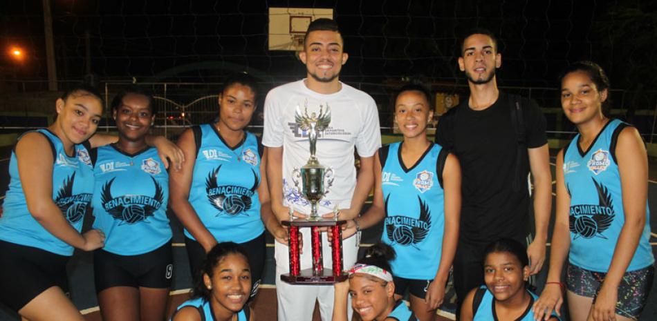 Anthony Reyes y Engels Paulino entregan la copa Grupo de carnaval Los Monarcas campeones de la sexta versión del voleibol inter colegial.-