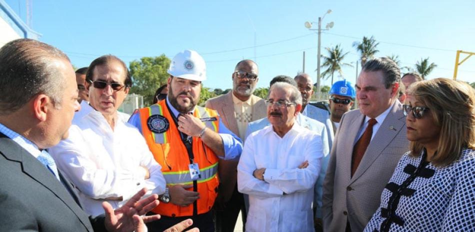 Reunión. El presidente Danilo Medina y el ministro Gustavo Montalvo conversan con autoridades de la provincia San Pedro de Macorís, donde realizó ayer una visita.