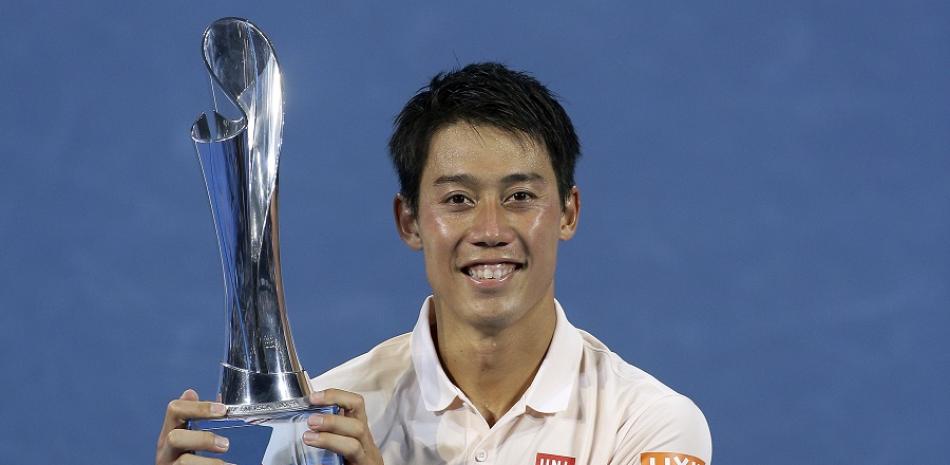 Kei Nishikori muestra el trofeo de campeón.