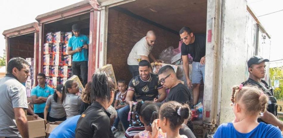 EN BARRIOS
Romeo Santos lucía sonriente cuando personalmente entregaba los juguetes a los niños y a las niñas que se sorprendían y sonreían al recibir los regalos seleccionados. El artista dominicano se hizo presente ante los dominicanos en un escenario diferente al habitual.