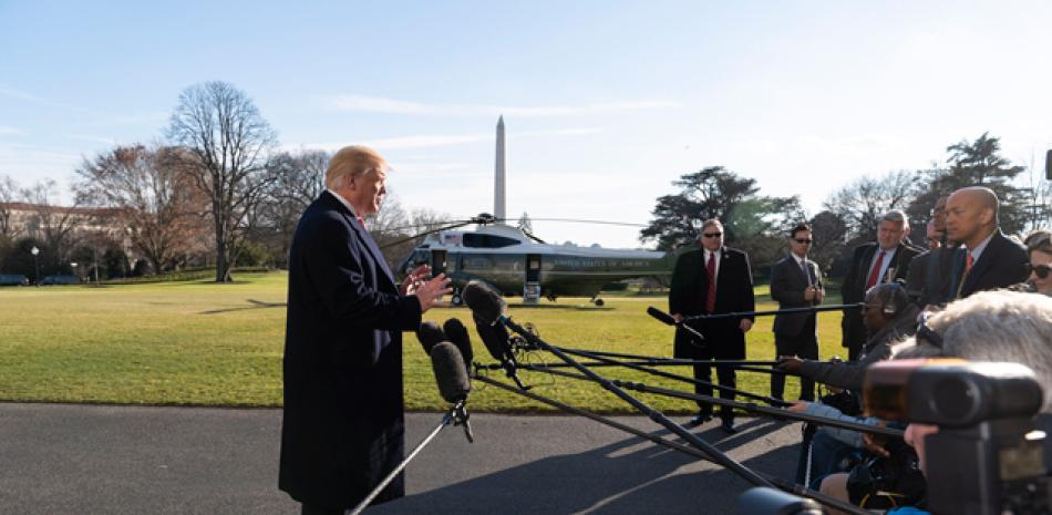 Retorno. El presidente Donald Trump se dirige ayer a la prensa luego de su regreso a la Casa Blanca, después de viajar a Camp David.