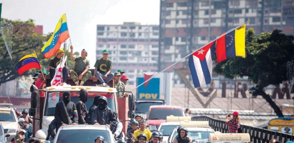 Apoyo. Seguidores del presidente venezolano Nicolás Maduro participan en una caravana de apoyo ayer, en el oeste y centro de Caracas. Maduro jurará para un nuevo periodo este 10 de enero.