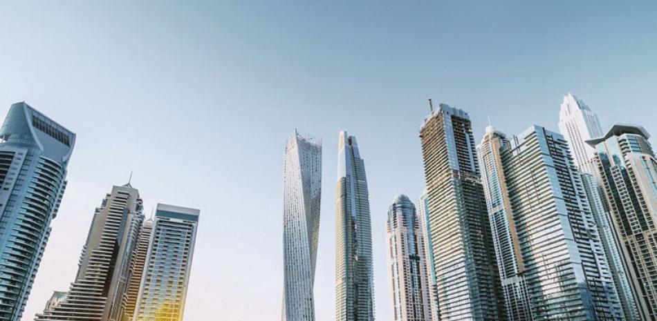 Los Emiratos Árabes Unidos son siete y están conformados por Abu Dabi, que es la ciudad Capital; Ajmán, Dubai, Fujaira, Ras el Jaima, Sarja y Um el Kaiwain.