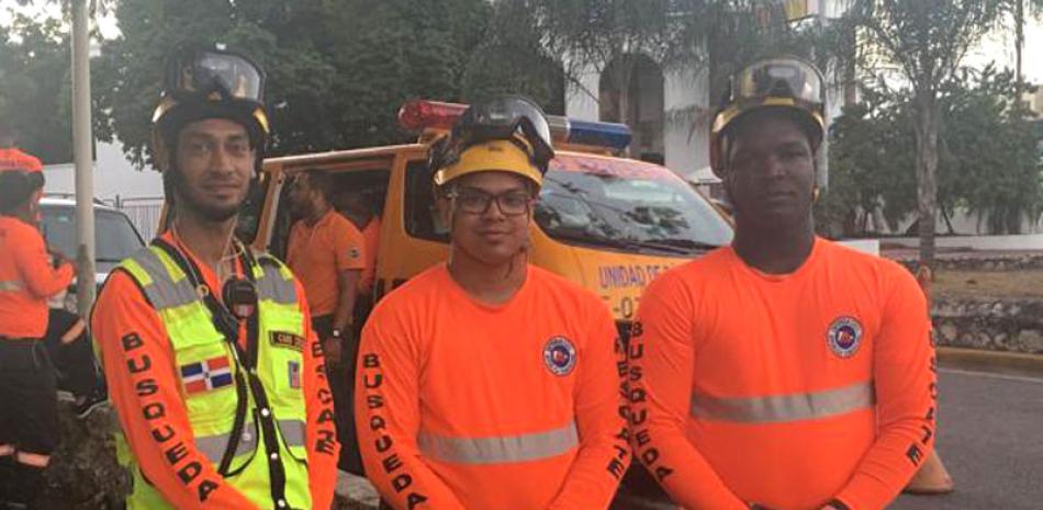 Servicio. Anderson Canó, Carlos García y Wagner Abreu, quienes forman parte de los voluntarios de la
Defensa Civil.