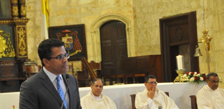 Municipal. El alcalde del Distrito Nacional David Collado asistió ayer a una misa en la Catedral Primada de América.