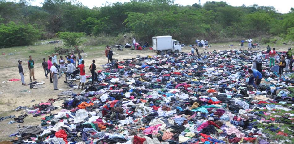 Recogida. La ropa es descargada desde furgones, en Cambelén, perteneciente a Nigua, San Cristóbal, desde donde sus habitantes y personas atraídas desde otros lugares, cargan con todo tipo de prendas.