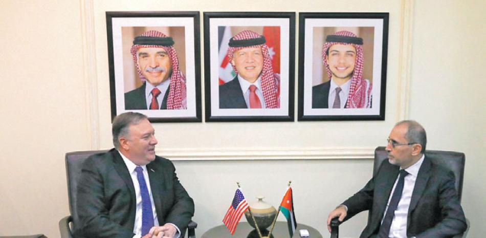 Gira. El canciller jordano, Ayman Safadi, derecha, conversa con el secretario de Estado estadounidense, Mike Pompeo, en Ammán.