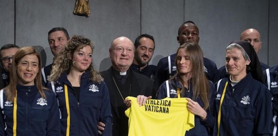 El presidente del Consejo Pontificio de la Cultura, el cardenal Gianfranco Ravasi, al centro junto a varios integrantes del equipo de atletismo del Vaticano, en el Vaticano.
