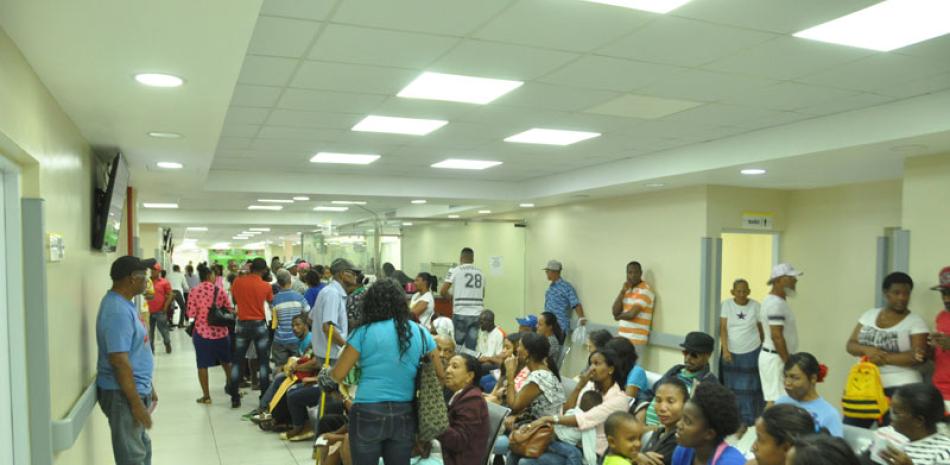 Sala de espera. Pacientes en el hospital Moscoso Puello afectados por el virus de gripe.