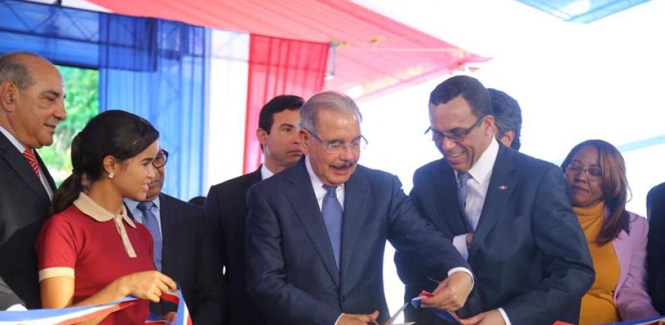 Ceremonia. El presidente Medina hace el corte de cinta en la inauguración de centros escolares en Moca.