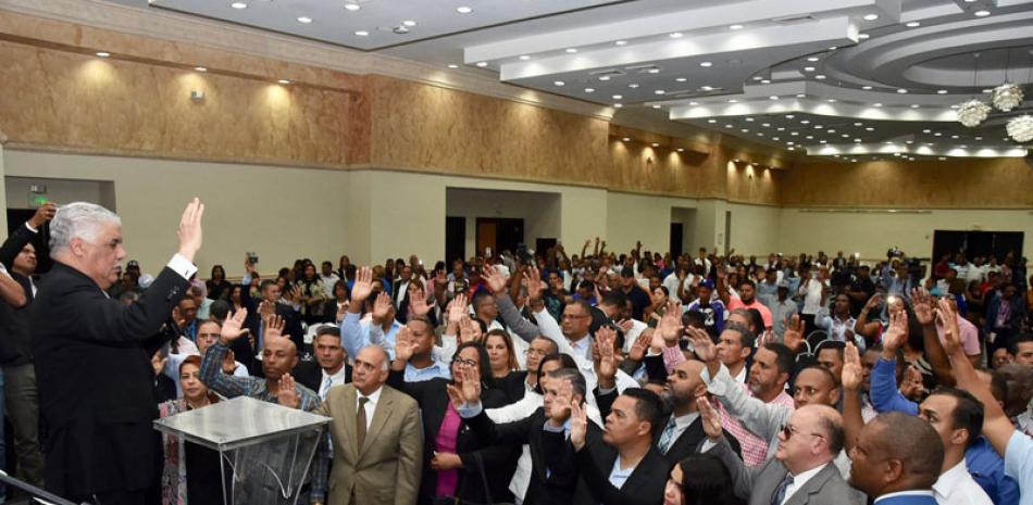 Actividad. El presidente del PRD, Miguel Vargas Maldonado, juramentó a cientos de dirigentes políticos de otros partidos.