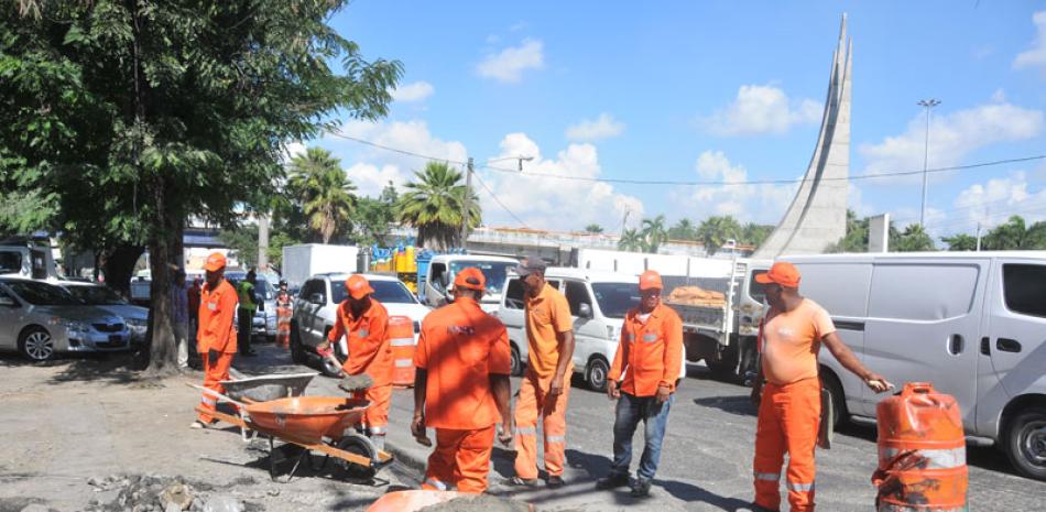 Labores. Personal de Obras Públicas trabaja en la construcción de aceras y contenes en espacios cercanos al monumento a los Trinitarios.