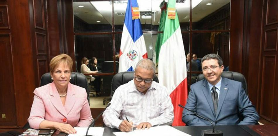 Héctor Pereyra, presidente de Fedobe al momento de firmar el acuerdo de cooperación mutua entre República Dominicana e Italia, figuran los embajadores de ambas naciones, Peggy Cabral y Andrea Canepari.