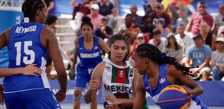 Nelsy Sentil fue parte del equipo femenino que ganó la medalla de bronce en los Juegos Centroamericanos y del Caribe en Barranquilla, Colombia.