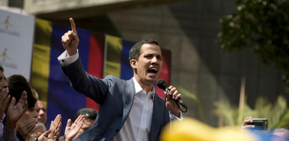 Opositor. Juan Guaido, presidente de la Asamblea Nacional de Venezuela, pronuncia un discurso ayer durante una sesión pública con miembros de la oposición en una calle de Caracas, Venezuela.