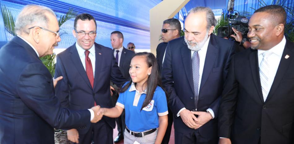 Presidente. Danilo Medina saluda a una estudiante durante el acto inaugural de la escuela, en Sabana Perdida.