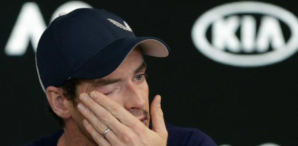 Andy Murray seca sus lágrimas durante la conferencia de prensa en que anunció su retiro