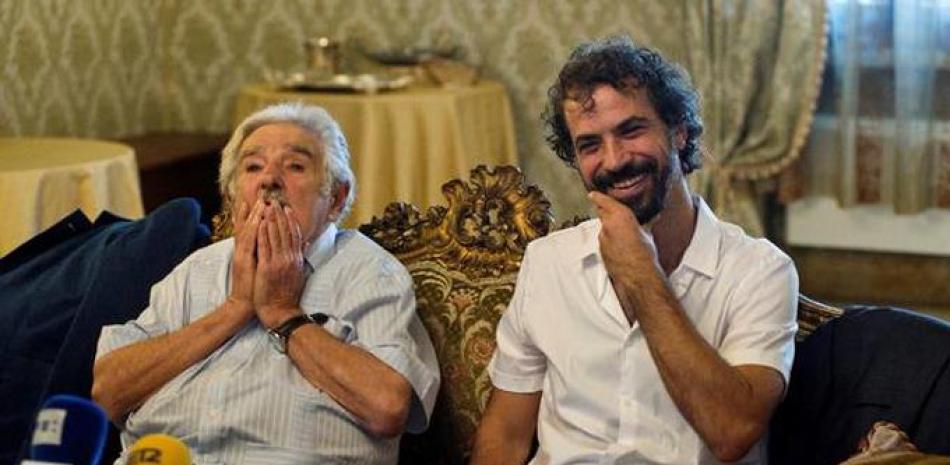 El expresidente de Uruguay José Mujica, junto al director uruguayo Álvaro Brechner. Foto: EFE