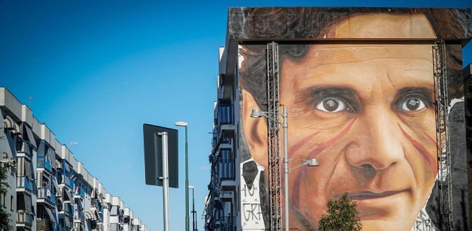 Vista general de un mural dedicado al escritor y cineasta italiano Pier Paolo Pasolini, obra del artista italiano Jorti Agoch, en Nápoles (Italia).  EFE/ Cesare Abbate