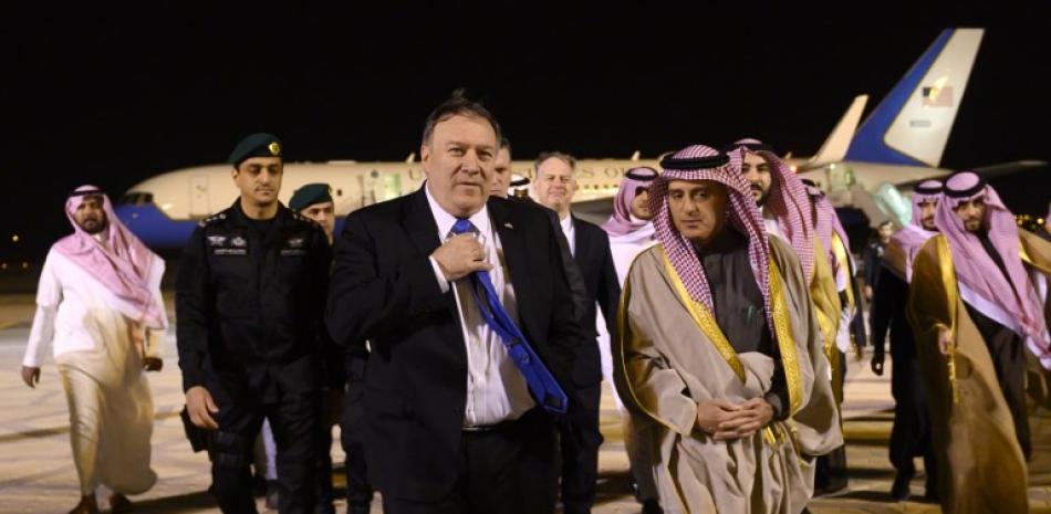 El Ministro de Estado de Asuntos Exteriores de Saudi, Adel al-Jubeir, saludó al Secretario de Estado de los Estados Unidos, Mike Pompeo, durante su extensa gira por Oriente Medio.