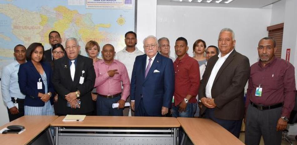 El ministro de energía y Minas, Antonio Isa Conde, posan junto a otras autoridades del sector minero y representantes de coopertivas y clúster.