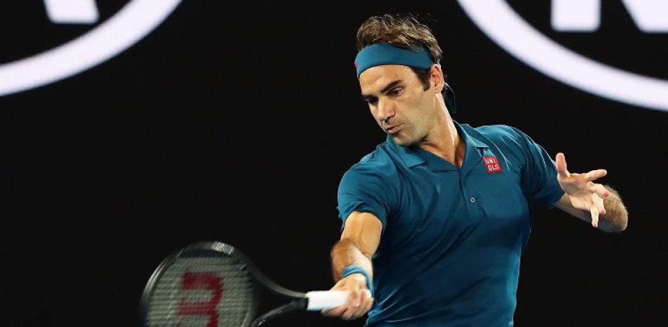 Roger Federer aparece en acción durante el partido de primera ronda ante Denis Istomin en el Abierto de Australia.