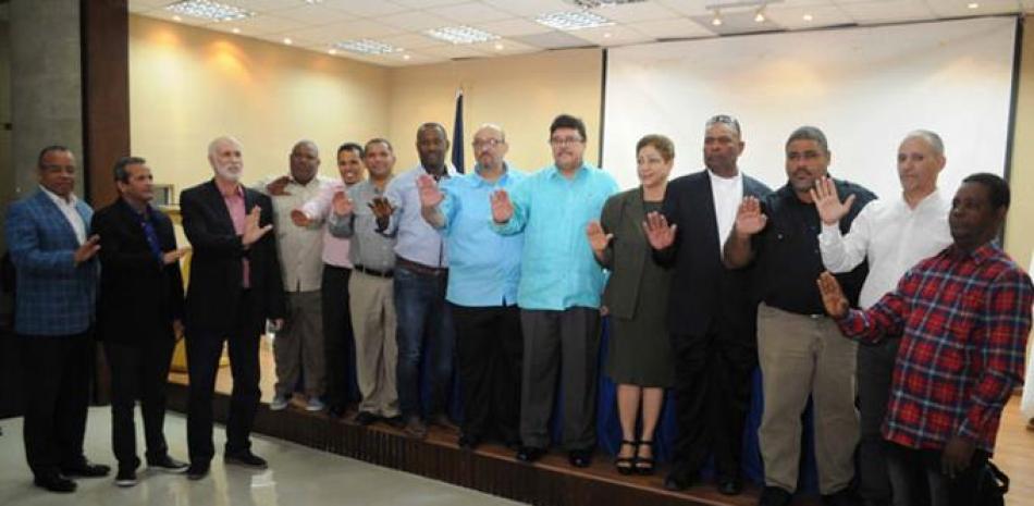 Francisco Camacho y los demás integrantes del nuevo comité ejecutivo de la Federación Dominicana de Taekwondo al momento de ser juramentados por la comisión electoral, que presidió Antonio Acosta.