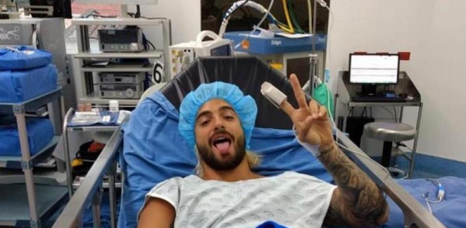 El propio Maluma publicó en Instagram esta imagen suya en el hospital.
