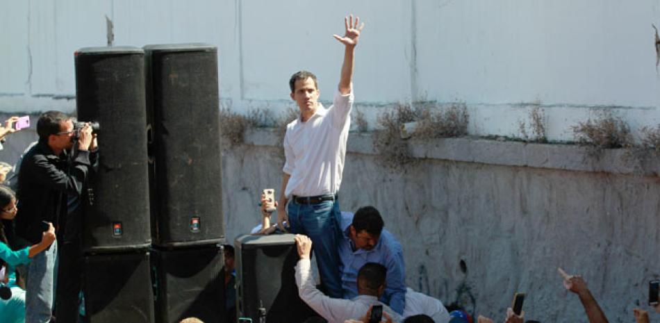 Acto. El presidente de la Asamblea Nacional de Venezuela, el opositor Juan Guaidó, participa en un cabildo abierto ayer en Caraballeda, Estado Bargas (Venezuela), adonde llegó con retraso tras ser detenido por media hora.