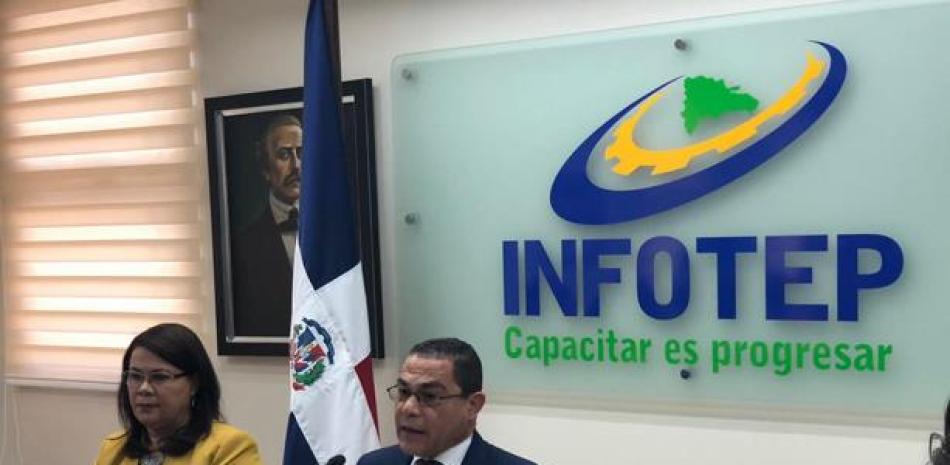 Actividad. El director general del Infotep, Rafael Ovalles, junto a gobernadores de la zona fronteriza.