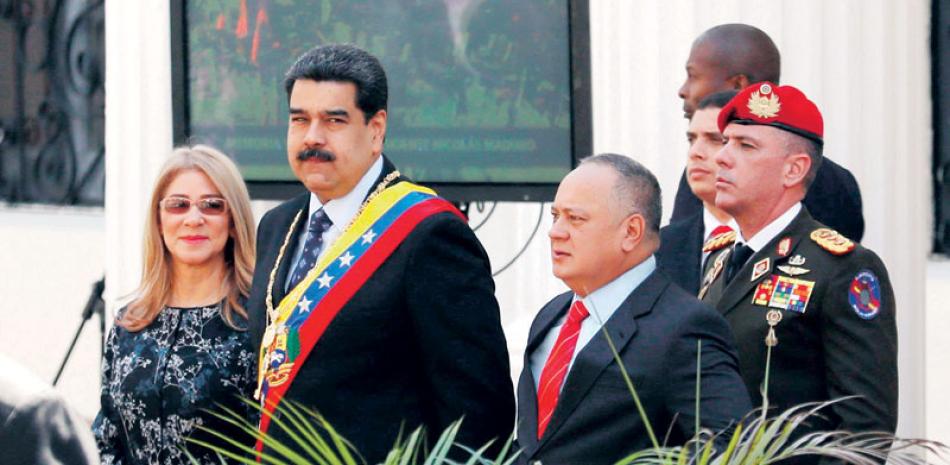 Memorias. El presidente de Venezuela, Nicolás Maduro (c), llega a la ANC para la entrega de su memoria, junto a la primera dama Cilia Flores y el presidente de la ANC, Diosdado Cabello.