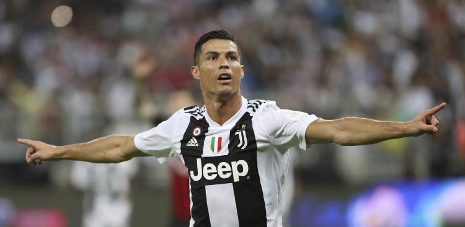 Cristiano Ronaldo, del Juventus, celebra tras anotar el gol de la victoria durante la final de la Supercopa de Italia.