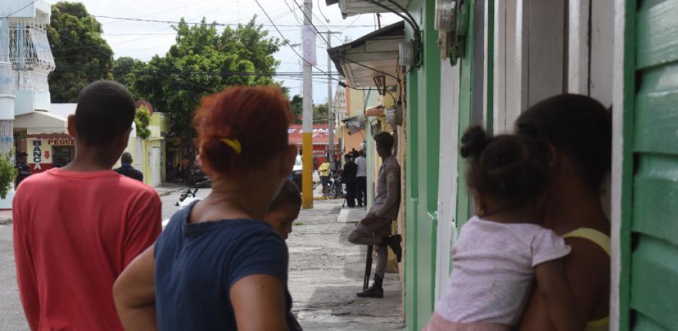 Droga y crimen. En una vivienda de esta calle del barrio Santa Cruz, de Baní, operaba el punto de Rafael Antonio Díaz, alias “Buche”, en cuyo frente fue asesinado el coronel Daniel Ramos Álvarez.