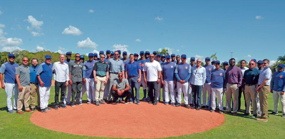 Familia Mets. Los principales ejecutivos de los Mets de Nueva York figuran con peloteros Grandes Ligas, novatos y varios de los instructores de terreno y personal administrtativo.