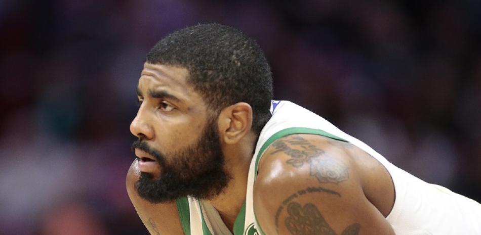 Kyrie Irving tuvo 27 puntos y 18 asistencias en el triunfo de los Celtics sobre los Raptors el miércoles por la noche.
