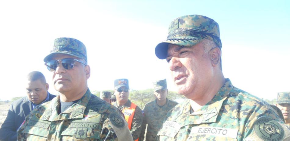 Supervisión. El ministro de Defensa y el jefe del Ejército llegaron a la zona acompañados de altos oficiales para verificar el cerco fronterizo y la situación de los soldados apostados allí.