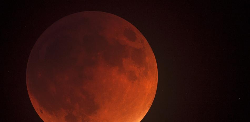 En todos los eclipses totales de Luna esta se tiñe de rojo. Foto: Rafael Colón.