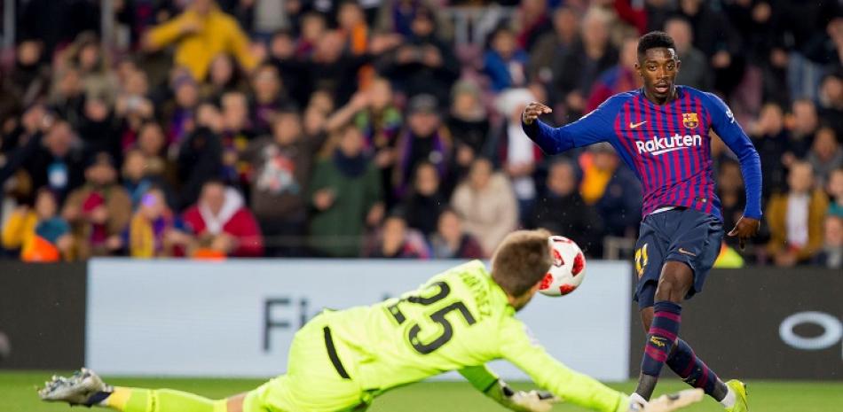 Ousmane Dembele, del Barcelona, golpea el balón ante el portero del Levante, Aitor Fernández, para conseguir el primer gol del partido del jueves en la vuelta de los octavos de final de la Copa del Rey.