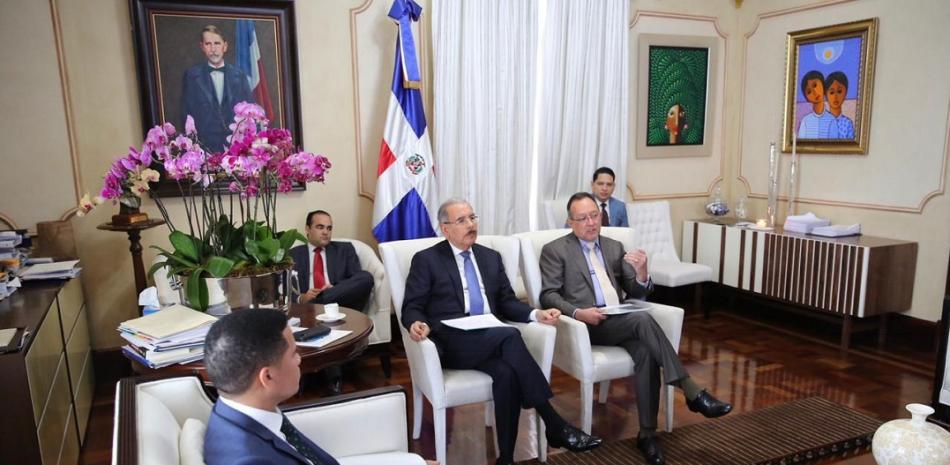 El presidente de la República, Danilo Medina, recibió la propuesta de construcción de un invernadero de la mano del ministro de Medio Ambiente, Ángel Estévez.