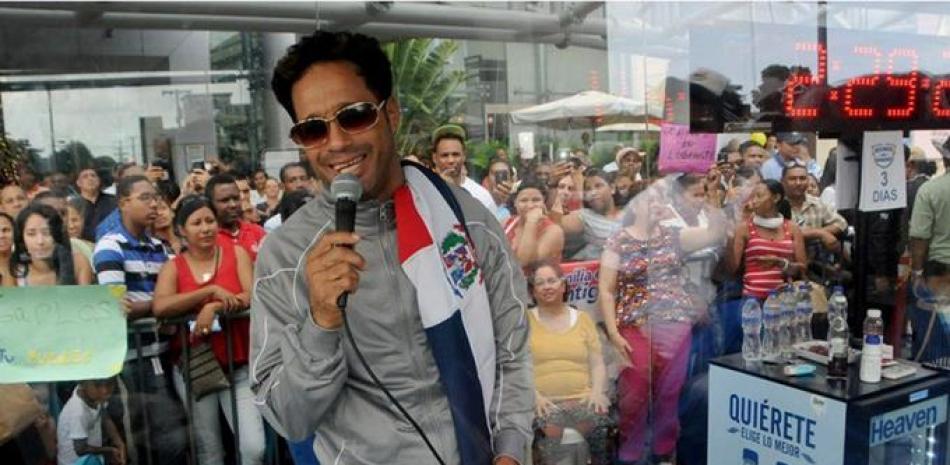 Carlos Silver cuando cantaba en diciembre del 2016 en plaza Sambil.