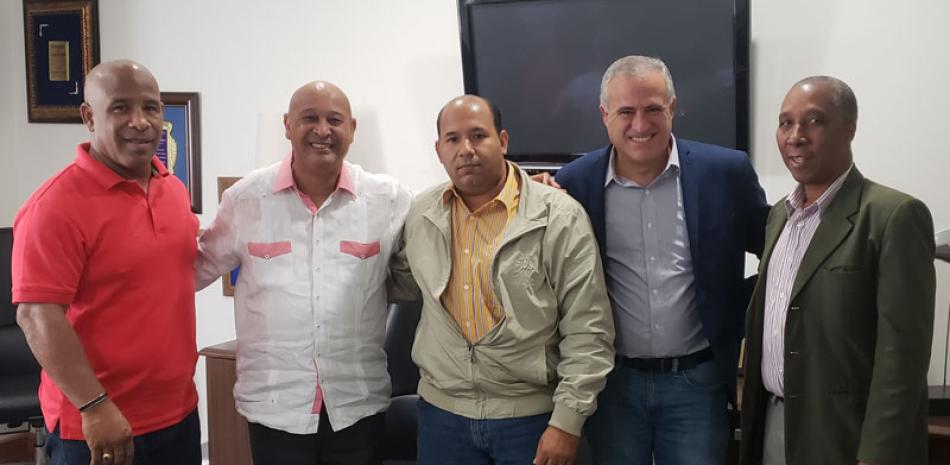 El vice ministro de deportes Enmanuel Trinidad junto a Tony Mesa, Corpo Heredia, Pedro Domínguez y Braulio Ramírez.
