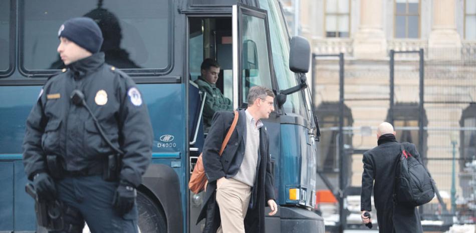 Washington. Varias personas bajan ayer jueves de un autobús de la Fuerza Aérea de los Estados Unidos aparcado junto al Capitolio, ayer.