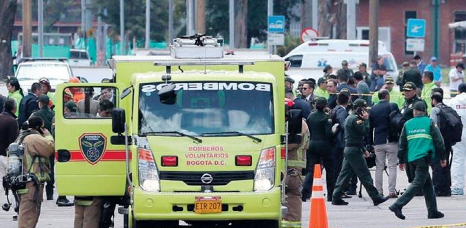 Rescate. Miembros del cuerpo de Bomberos Voluntarios de Bogotá trabajan en el lugar donde un carro bomba causó una explosión este jueves en la Escuela General Santander de la Policía en Bogotá.