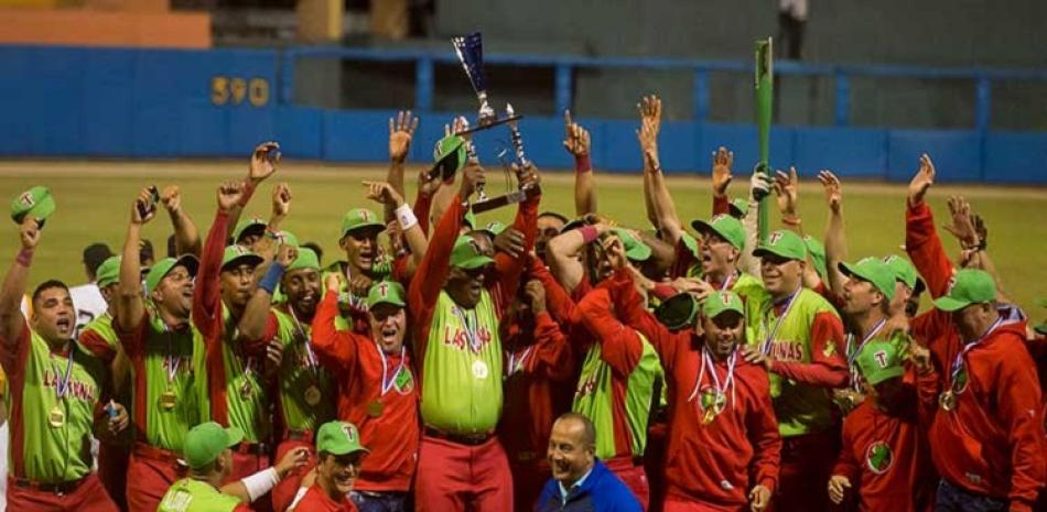 El equipo de Las Tunas celebra tras alcanzar por primera vez el campeonato de la liga cubana de béisbol.