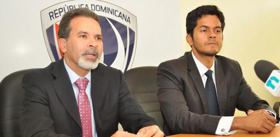 Dinardo –Lalo- Rodríguez, Director Ejecutivo de la Liga Dominicana de Fútbol, ofrece detalles del torneo 2019 de la LDF, acompañado de Francisco Lapouble, miembro de la Comisión de la Fedofutbol.