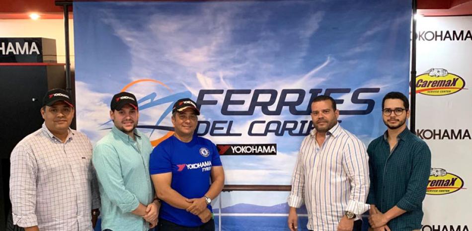 Marcos Pichardo, gerente del Autódromo Las Américas, centro, junto a Adam Bodden, Jorge Herrera hijo, y ejecutivos de Ferries del Caribe, Víctor Núñez padre y Víctor Núñez hijo.
