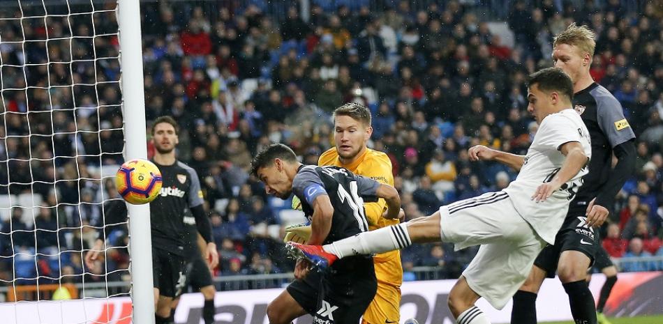 Sergio Reguilon, del Real Madrid, ataca hacia el arco del Sevilla durante el partido de este sábado en el estadio Bernabeu, en Madrid. AP